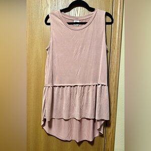 Women’s dusty rose hi-lo tank size: large